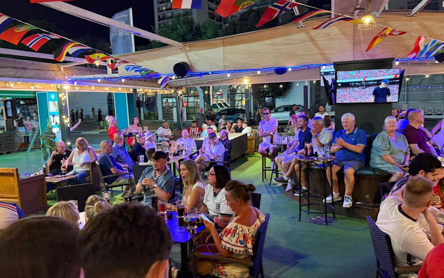 Terraza llena viendo el partido en Puerto Marina at MT Pockets, Puerto Marina Benalm&aacute;dena